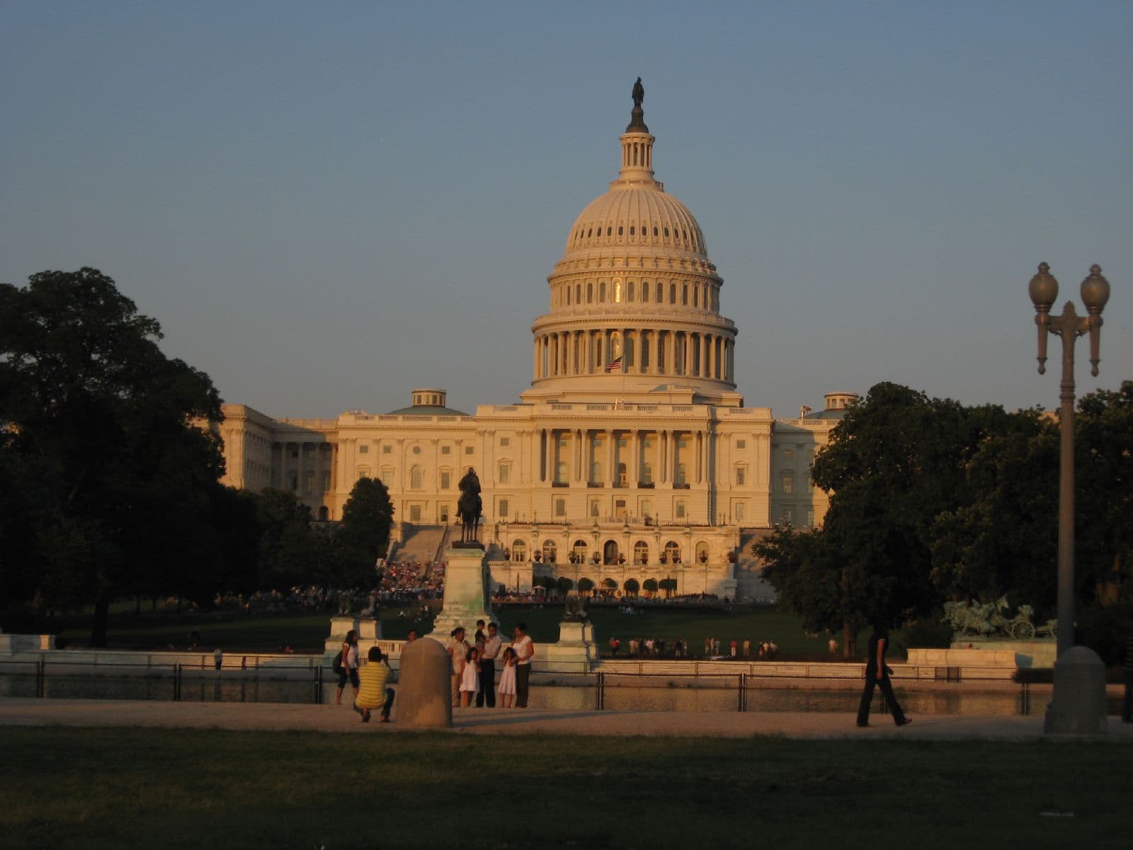 CMS Chief Oz Pushes Senators to Block Hemp Ban, Citing Senior Access