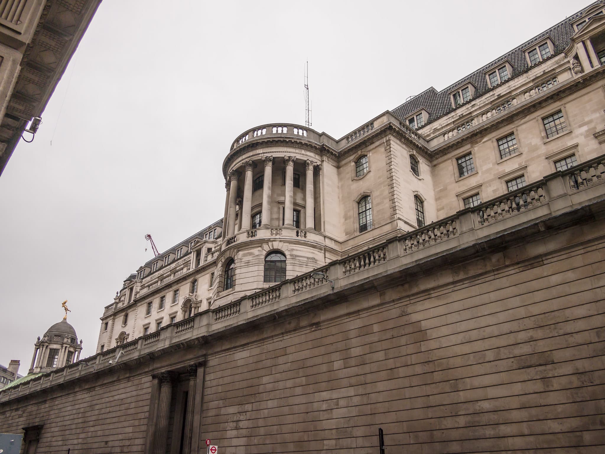 Bank of England Eases Stablecoin Rules, Cuts Capital Requirements