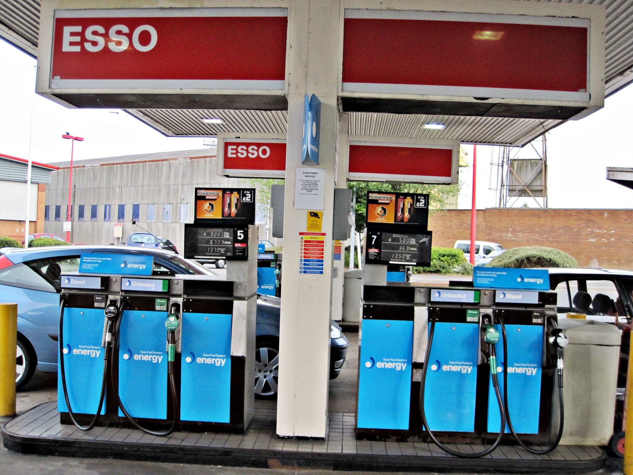 UK Fuel Surge Hands Treasury £4B VAT Windfall as Rate Risk Approaches