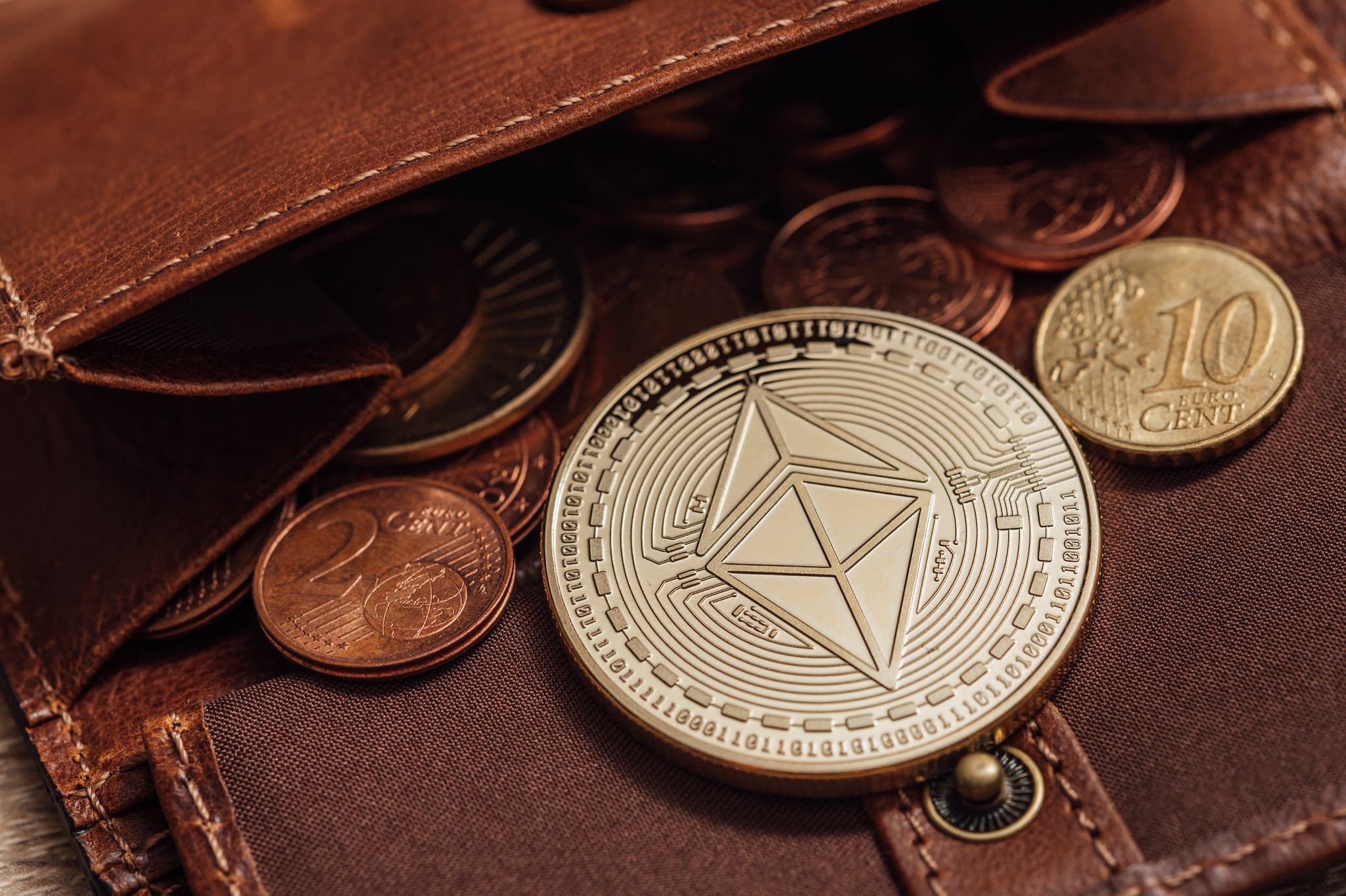 ETH Derivatives Show Retail Liquidation Risk as Smart Money Lightens