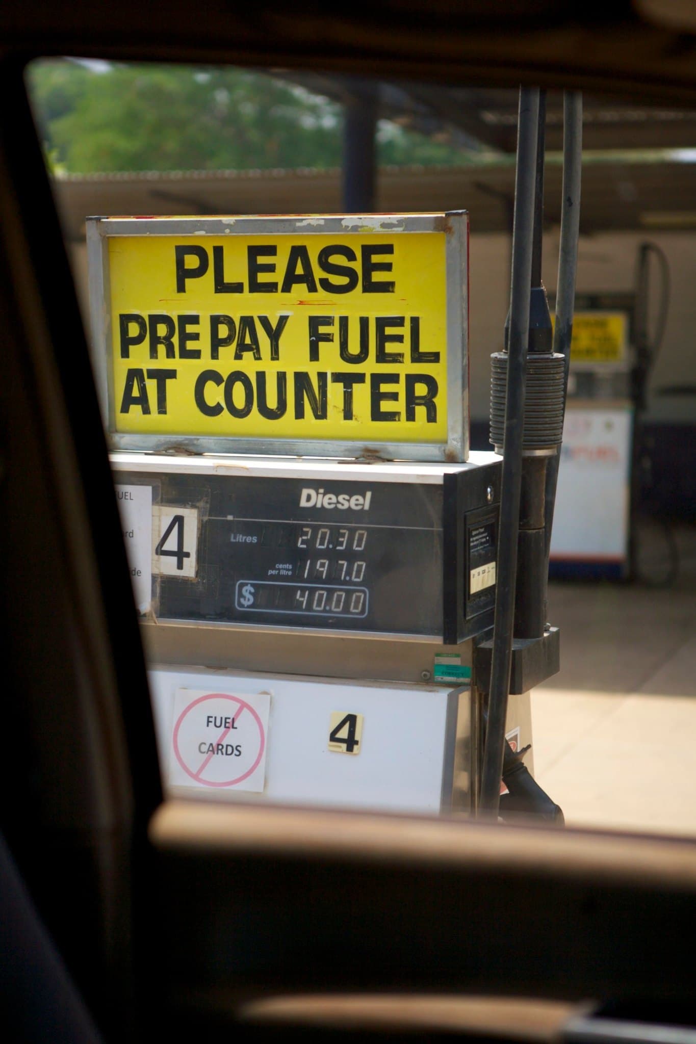 Australian Consumer Confidence Plunges Amid Rate Hikes and Fuel Price Surge