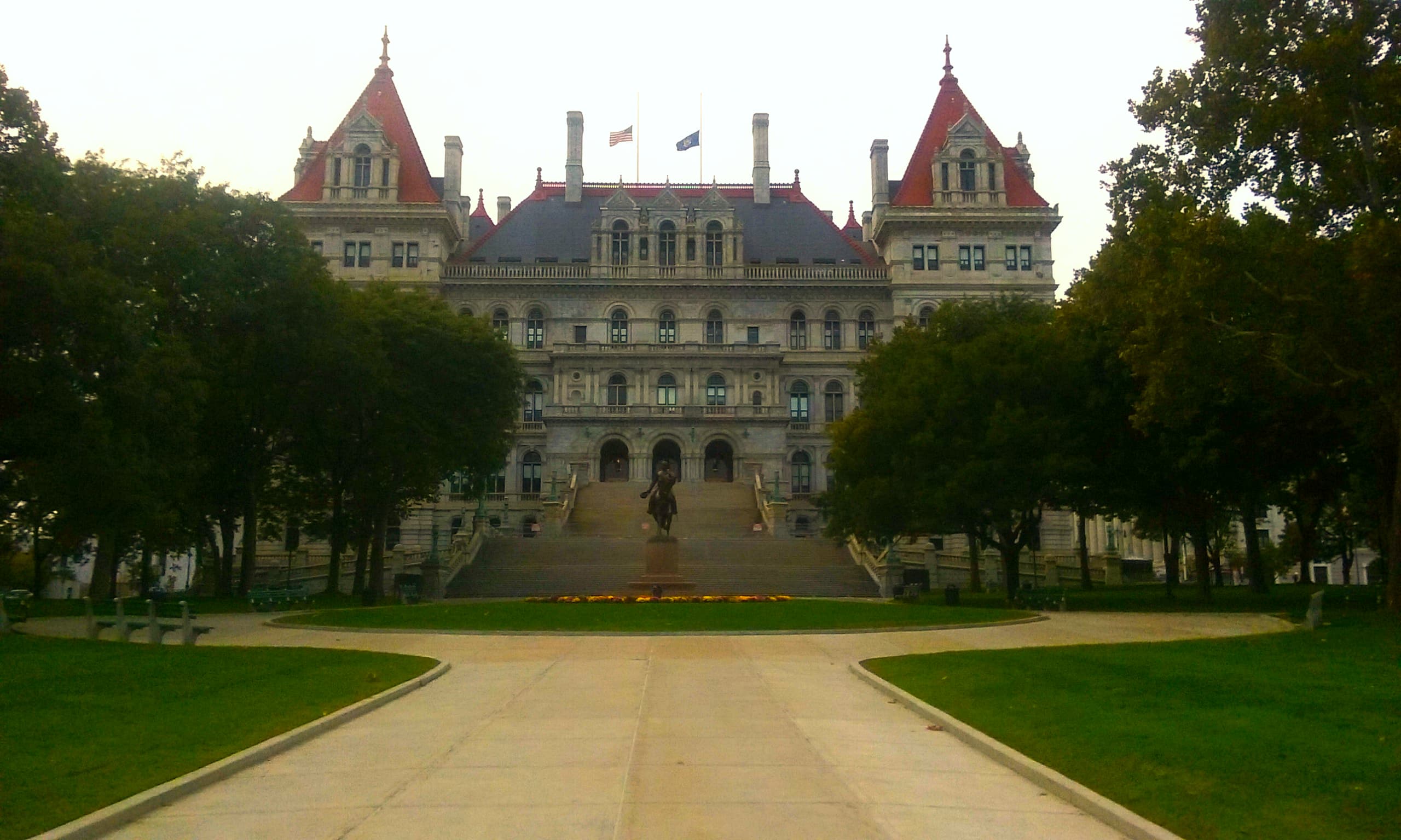 New York's ICE-Defiance Law Takes Effect as Hochul Dares Opponents to Sue