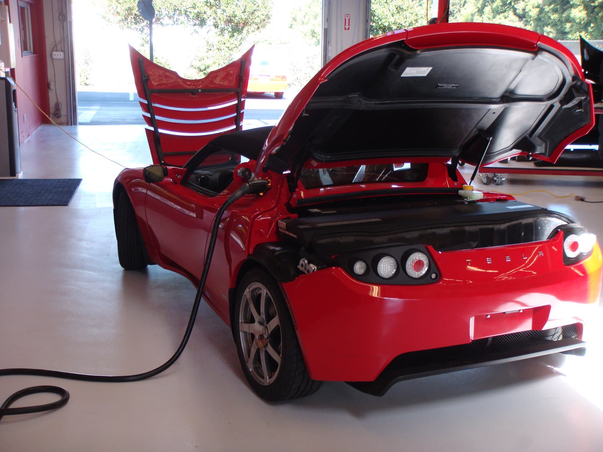 Tesla Drops 5%, Nvidia Falls 4% as Inflation Fears Kill Rate Cut Hopes