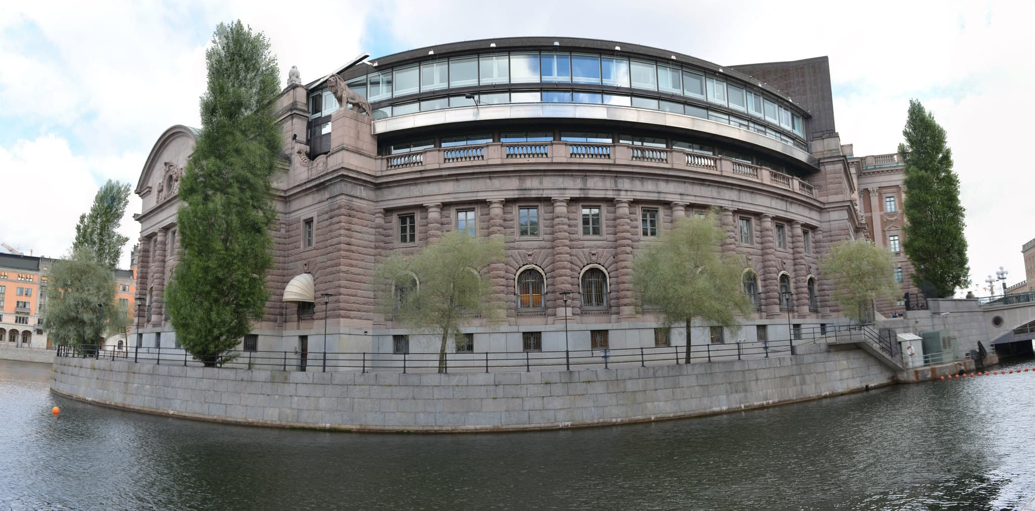 Sweden's Economic Pendulum: From Free Markets to Welfare State and Back