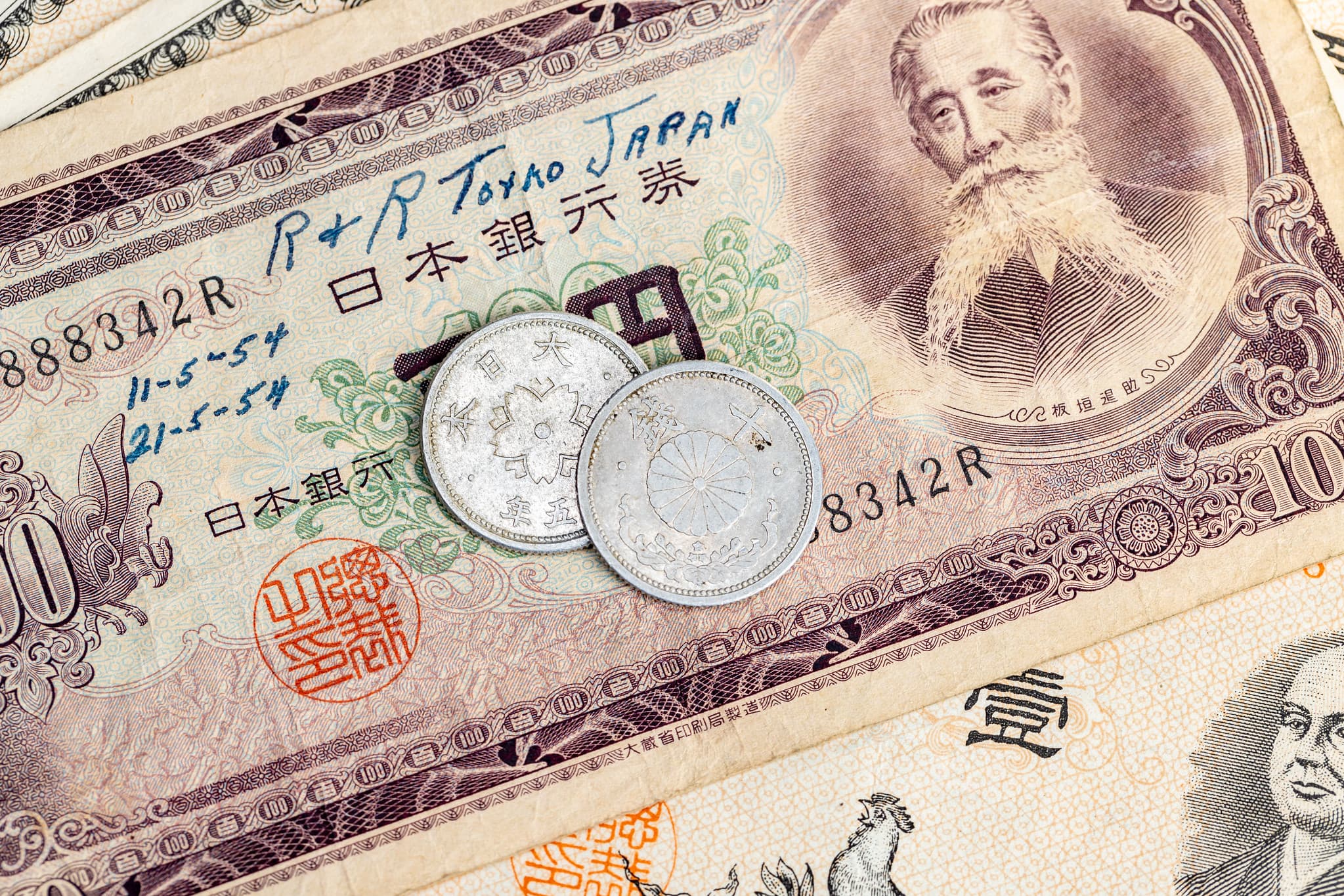 Yen at 159 Per Dollar as 180-Basis-Point Rate Gap Sustains Carry Trade