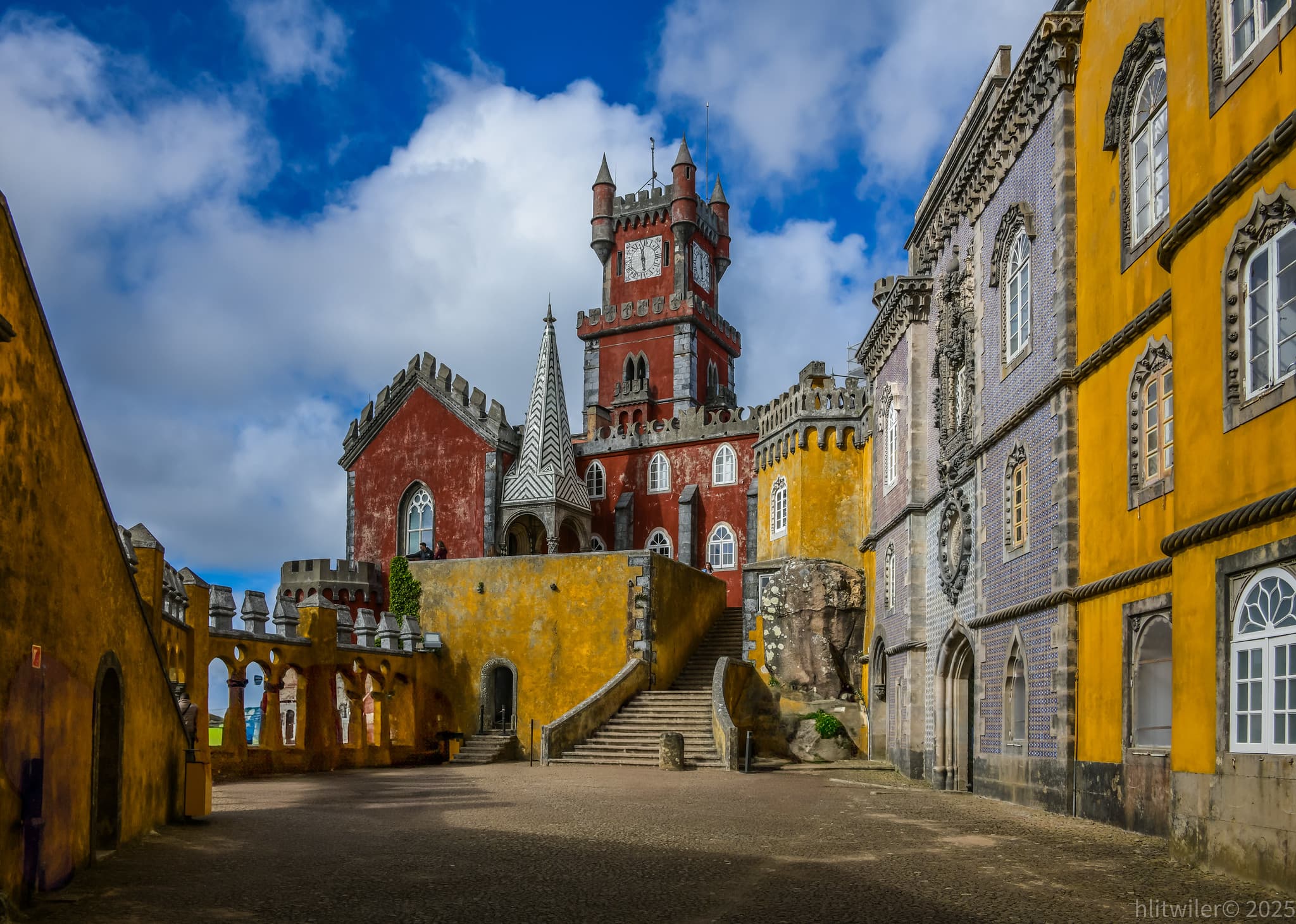 Gold Holds Near $4,050 as Fed Decision and Hormuz Talks Pull in Opposite Directions