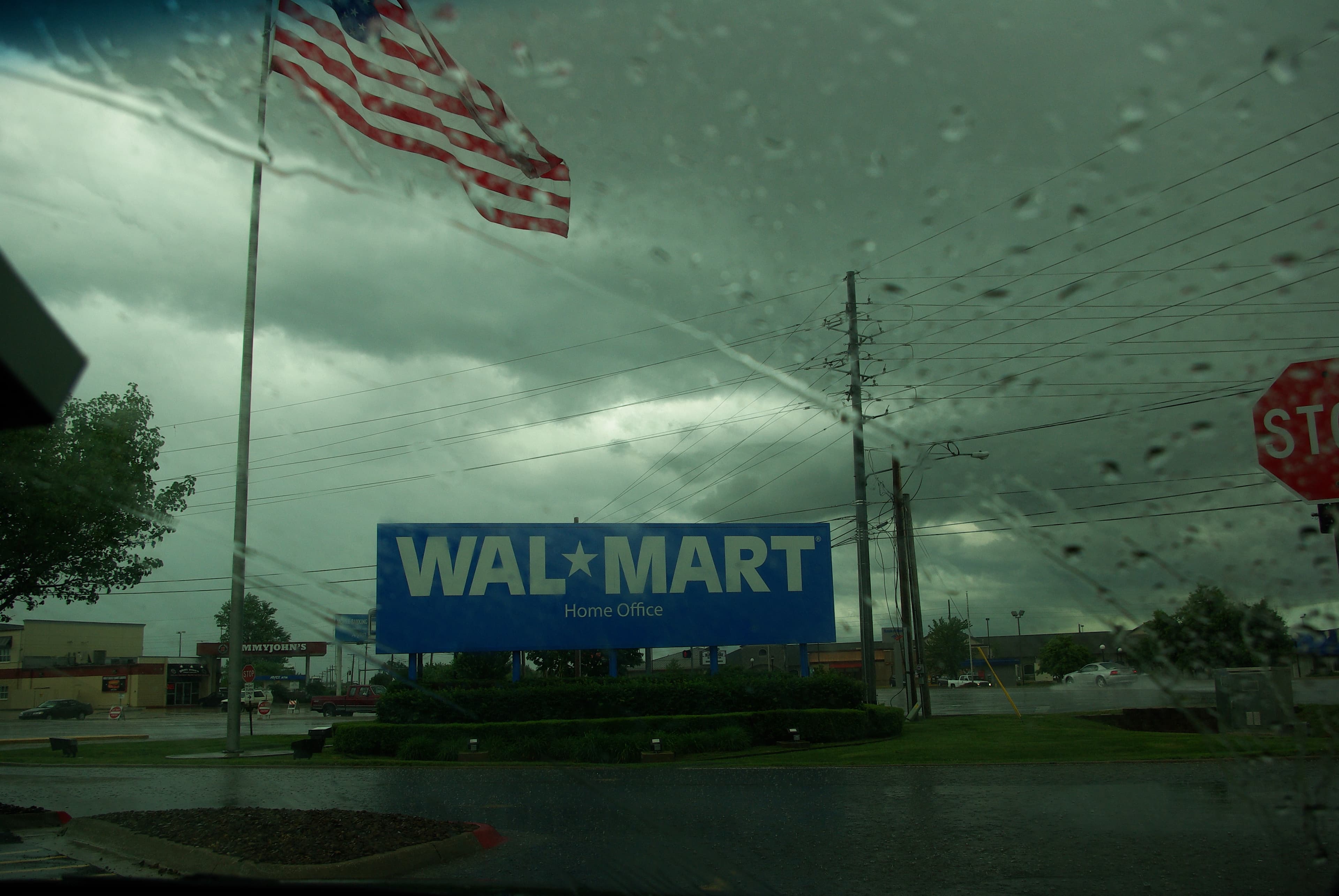 Walmart Ditches Proprietary Payment Play, Opens to Apple Pay