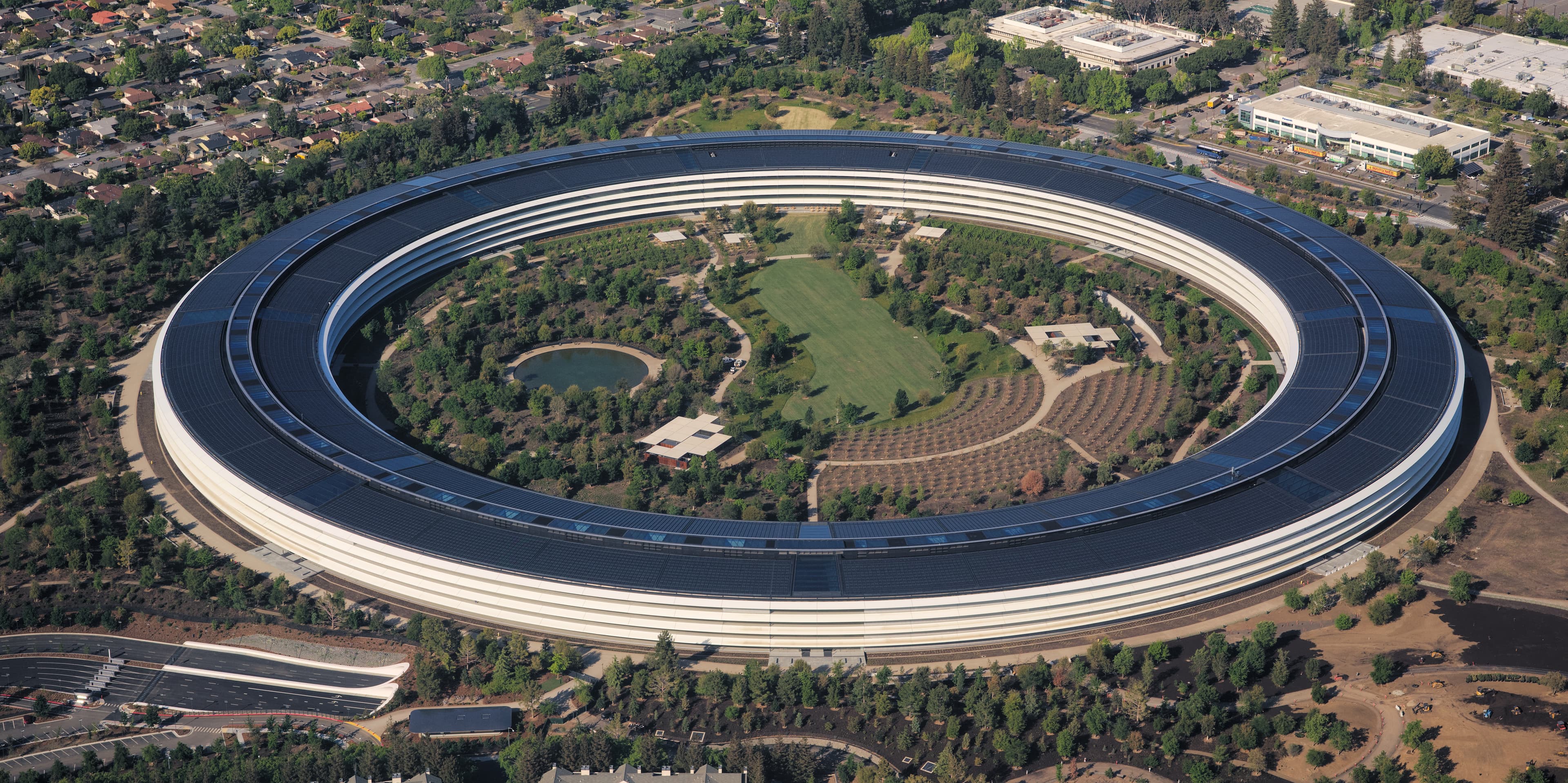 Apple's Korea Sales Face Demand Risk as $330 Support Level Holds