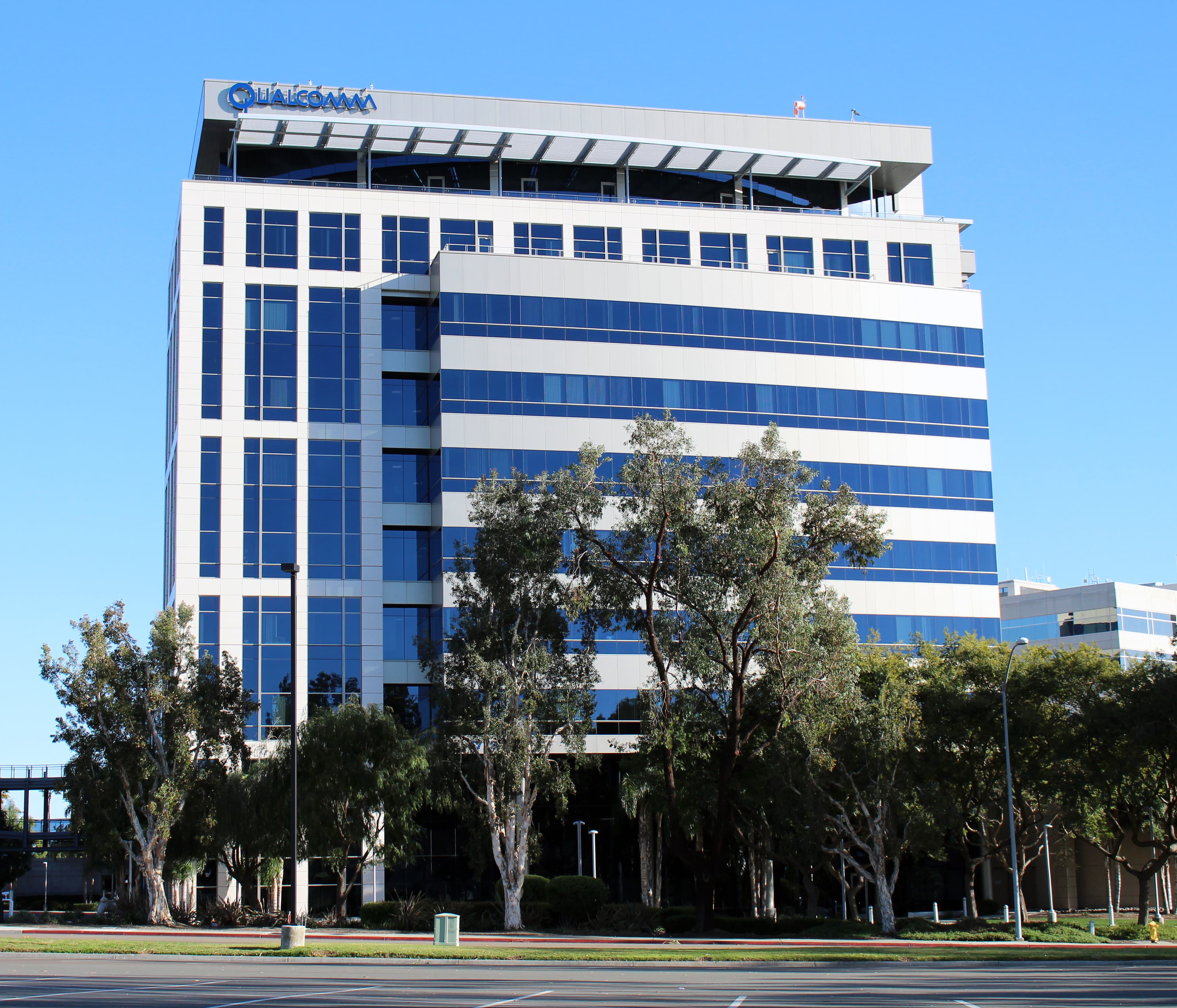Corning Jumps 7% on $2B Fiber Deal; Qualcomm Gains 6% on Auto Chip Outlook