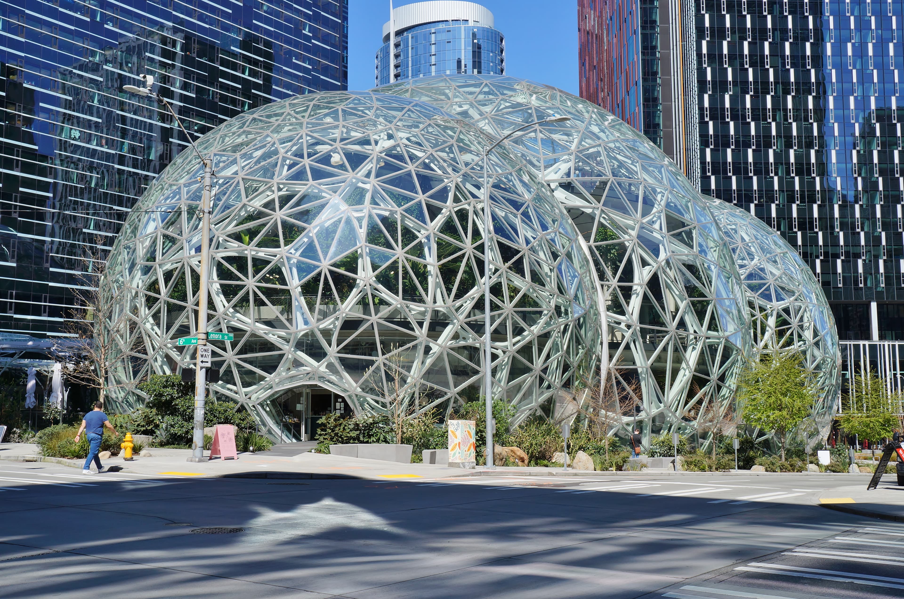 Amazon Hits Record $286.39 as AWS Growth Drives Analyst Upgrades