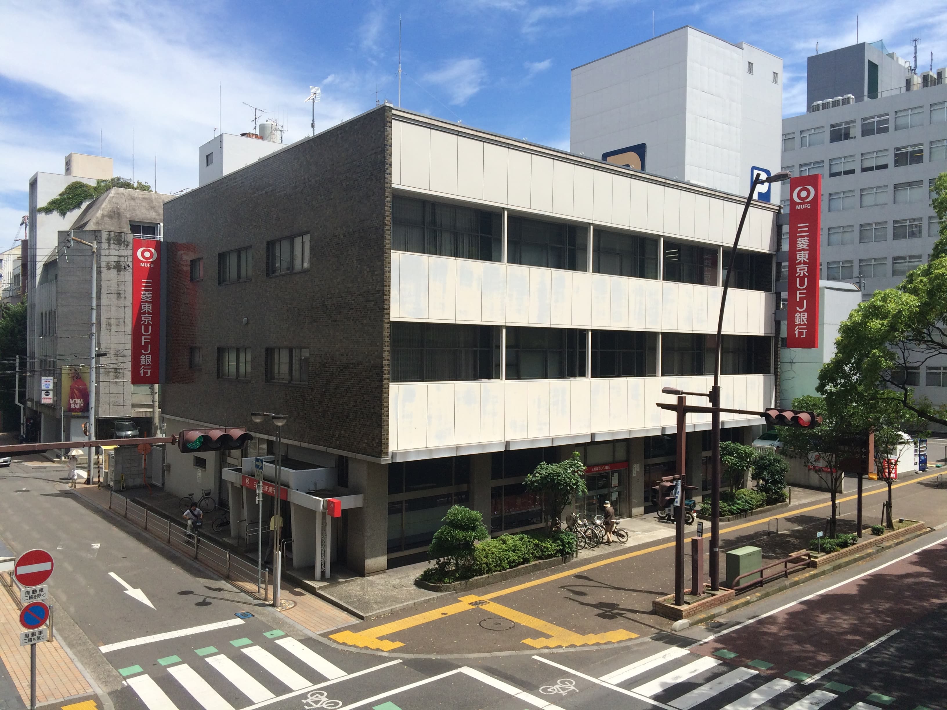 Japan Sells Dollars to Buy Yen Ahead of BOJ Policy Decision
