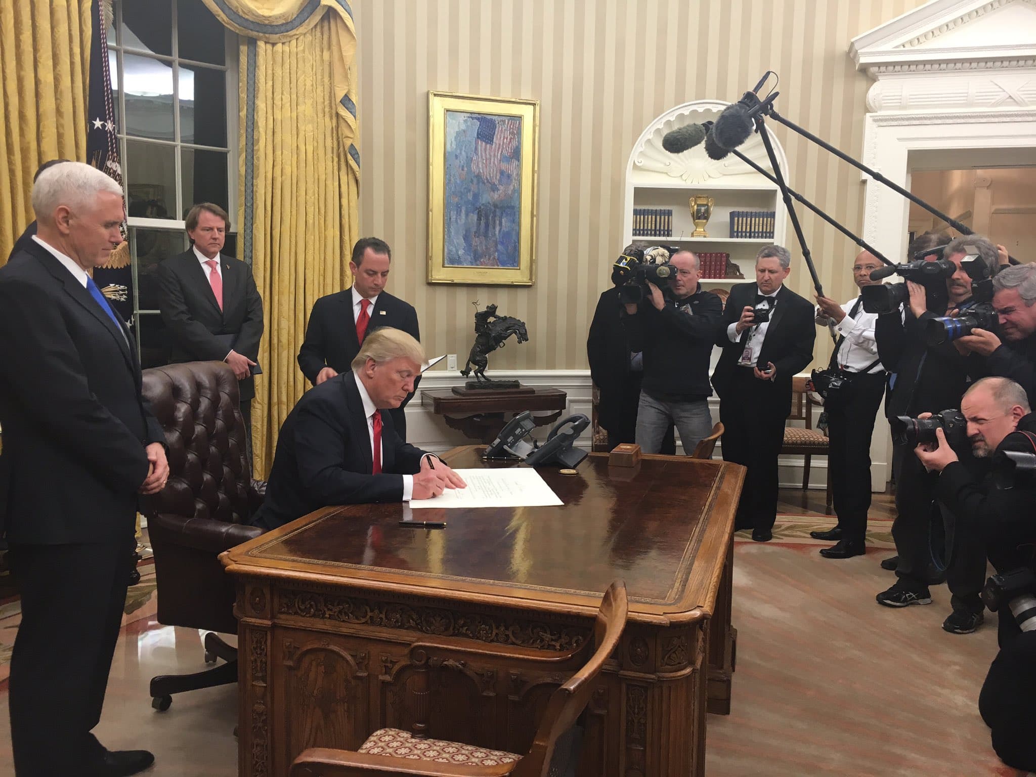 Trump Halts Iran Strikes; Futures Rise, Oil Falls Sharply